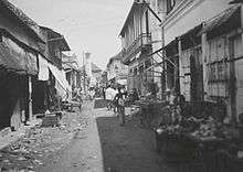 COLLECTIE TROPENMUSEUM De Ampel Moskee aan het einde van een winkelstraat in de Arabische wijk van Soerabaja TMnr 60037908.jpg