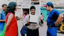 A The shooting spot of the film Soori which represents from left to right : Uma, Shelvan and Vignesh.
